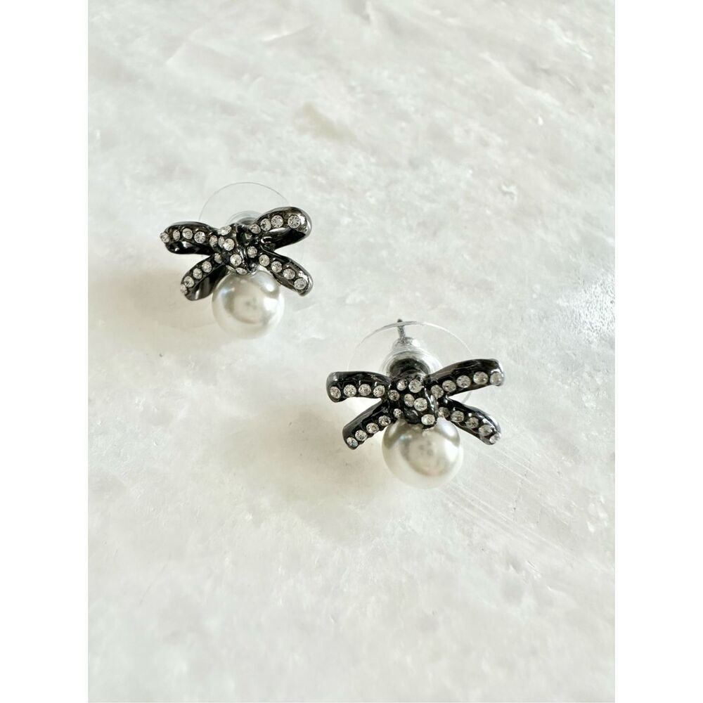 Gun medal White House Black Market Pearl & bow stud earrings ￼